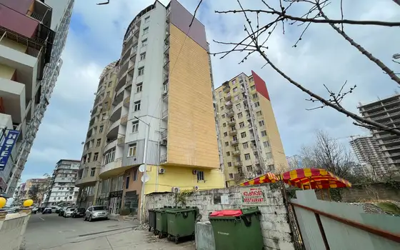 Новый 11 этажный жилой дом на улице Инасаридзе у моря.