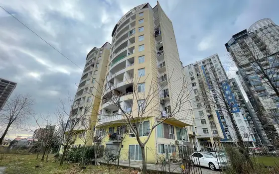 Новый 11 этажный жилой дом на улице Инасаридзе у моря.