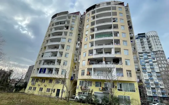 Новый 11 этажный жилой дом на улице Инасаридзе у моря.