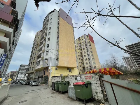 Новый 11 этажный жилой дом на улице Инасаридзе у моря.