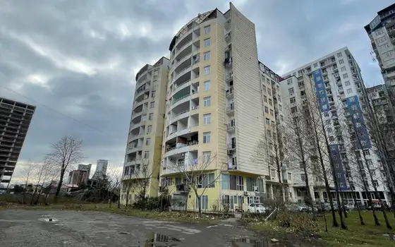 Новый 11 этажный жилой дом на улице Инасаридзе у моря.