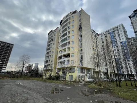 Новый 11 этажный жилой дом на улице Инасаридзе у моря.