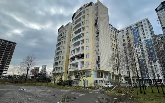 Новый 11 этажный жилой дом на улице Инасаридзе у моря.