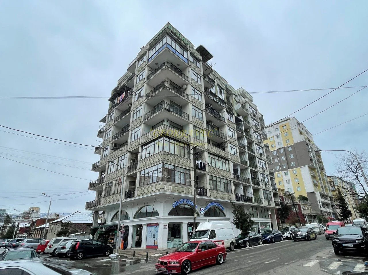 Новый жилой дом на улице Пушкина в Батуми. Квартиры с видом на город и на горы.