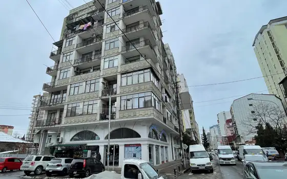 Новый жилой дом на улице Пушкина в Батуми. Квартиры с видом на город и на горы.