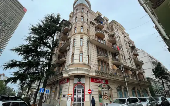 Новый 7 этажный жилой дом у моря в городе Батуми на ул. 26 мая.