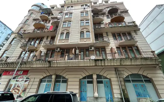 Новый 7 этажный жилой дом у моря в городе Батуми на ул. 26 мая.