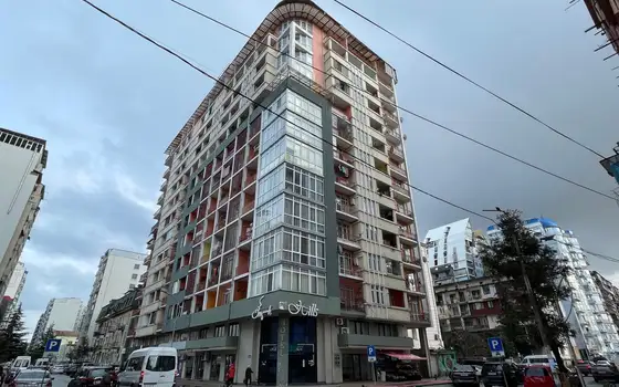 Новый жилой дом у парка 6 мая с видом на море и на горы.