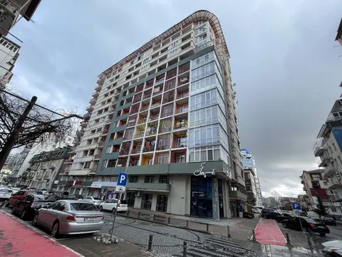 Новый жилой дом у парка 6 мая с видом на море и на горы.