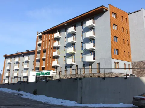 Новый жилой дом гостиничного типа ,,Орби Палас,,в горнолыжном курорте в Бакуриани. Апартаменты с видом на горы. Бакуриан