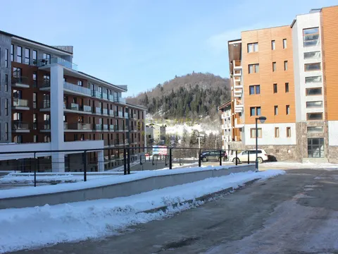 Новый жилой дом гостиничного типа ,,Орби Палас,,в горнолыжном курорте в Бакуриани. Апартаменты с видом на горы. Бакуриан