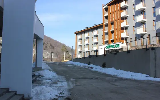 Новый жилой дом гостиничного типа ,,Орби Палас,,в горнолыжном курорте в Бакуриани. Апартаменты с видом на горы. Бакуриан
