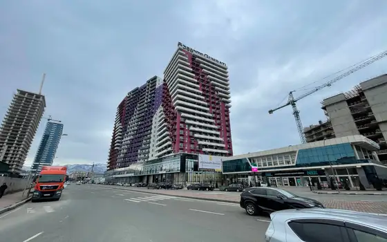 Элитный жилой комплекс у моря в центре Батуми. 23-этажный жилой комплекс у моря на Аллее Мира, угол ул. Багратиони
