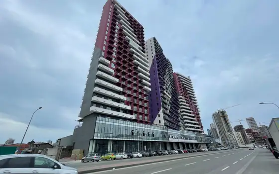 Элитный жилой комплекс у моря в центре Батуми. 23-этажный жилой комплекс у моря на Аллее Мира, угол ул. Багратиони