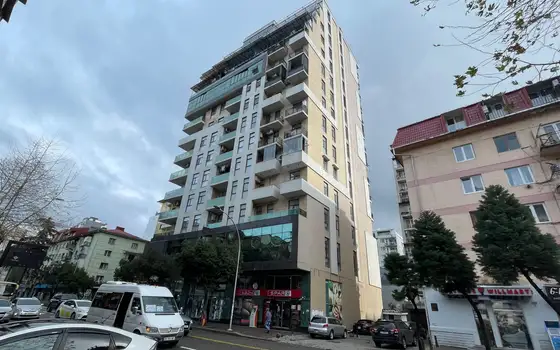 Новый 15 этажный жилой дом в центре города у парка 6 мая. Квартиры с видом на море и на озеро Нуригели.