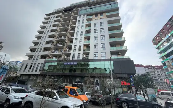 Новый 15 этажный жилой дом в центре города у парка 6 мая. Квартиры с видом на море и на озеро Нуригели.