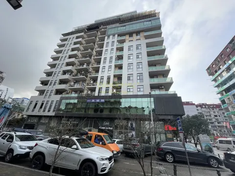 Новый 15 этажный жилой дом в центре города у парка 6 мая. Квартиры с видом на море и на озеро Нуригели.