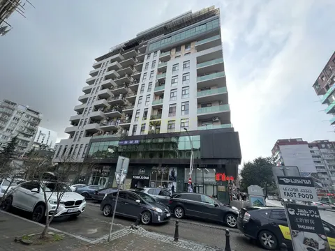 Новый 15 этажный жилой дом в центре города у парка 6 мая. Квартиры с видом на море и на озеро Нуригели.