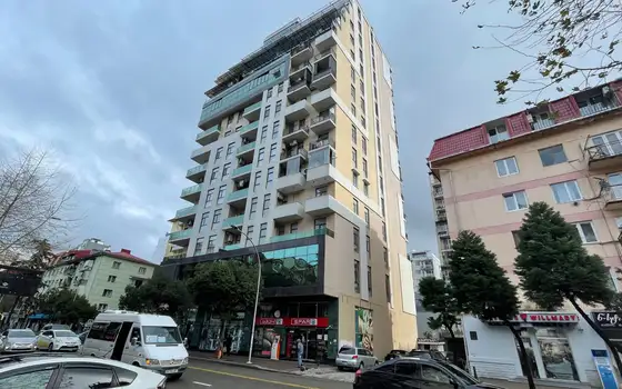 Новый 15 этажный жилой дом в центре города у парка 6 мая. Квартиры с видом на море и на озеро Нуригели.