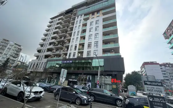 Новый 15 этажный жилой дом в центре города у парка 6 мая. Квартиры с видом на море и на озеро Нуригели.