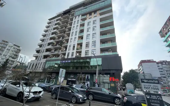 Новый 15 этажный жилой дом в центре города у парка 6 мая. Квартиры с видом на море и на озеро Нуригели.