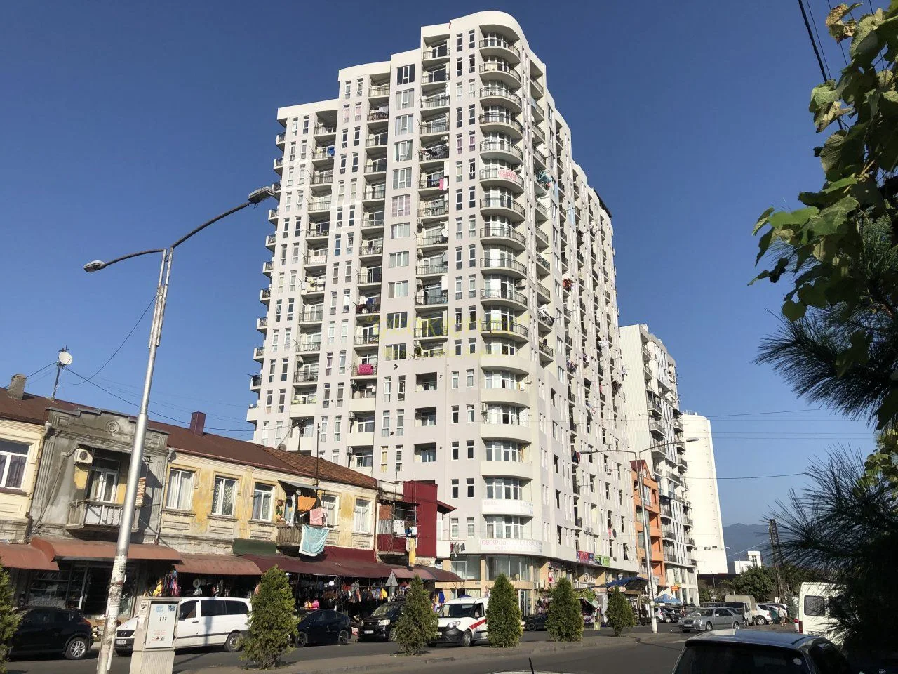 Новый жилой дом в центре города Батуми у моря. Квартиры с видом на море и на горы.