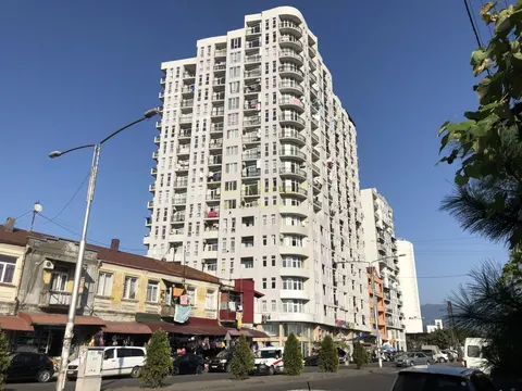 Новый жилой дом в центре города Батуми у моря. Квартиры с видом на море и на горы.
