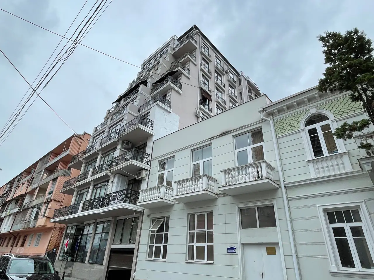 Новый 9 этажный жилой дом у озера Нуригели. Квартиры в центре города у моря.