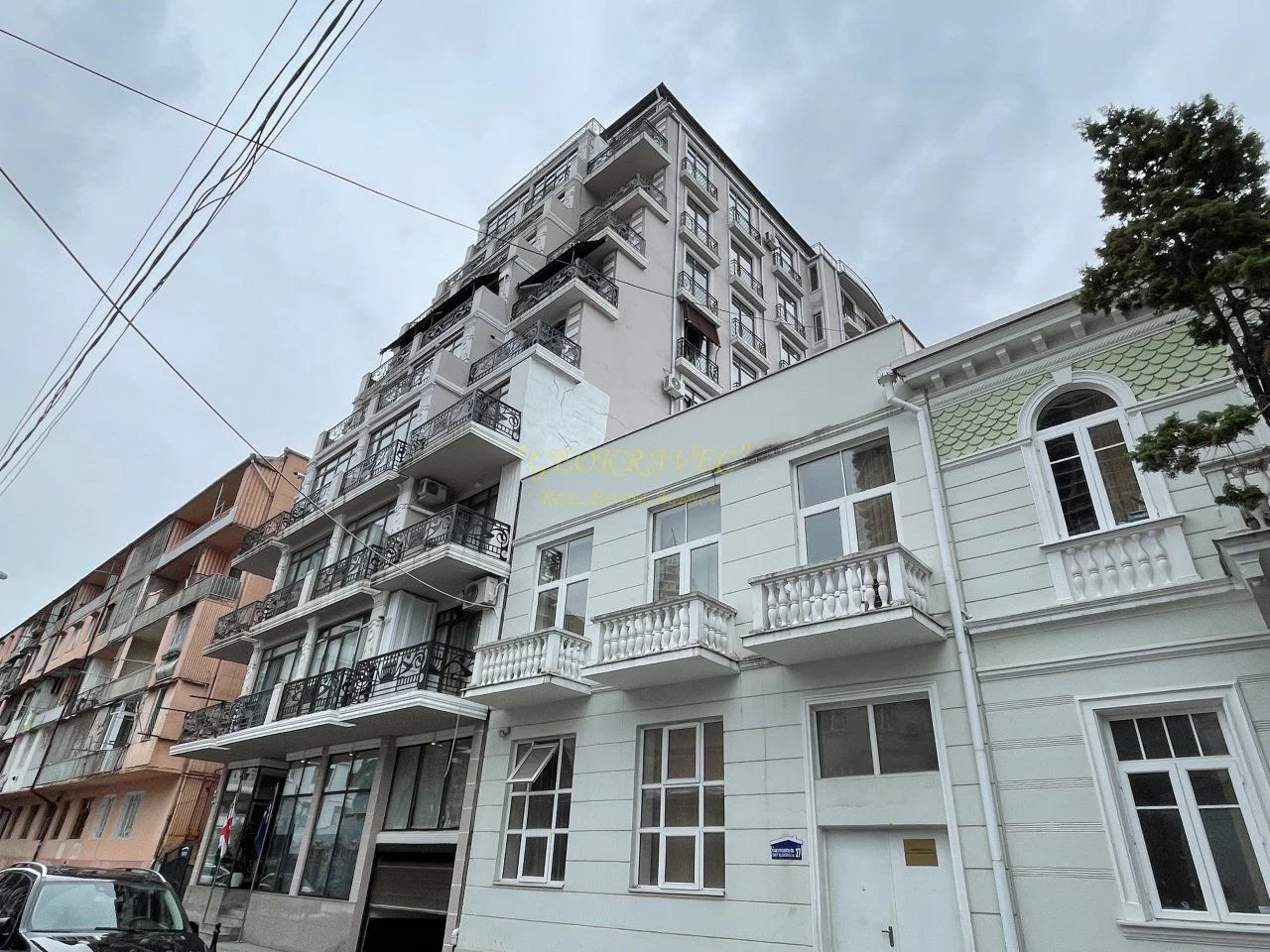 Новый 9 этажный жилой дом у озера Нуригели. Квартиры в центре города у моря.