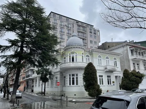Новый 9 этажный жилой дом у озера Нуригели. Квартиры в центре города у моря.