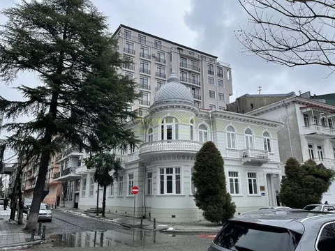 Новый 9 этажный жилой дом у озера Нуригели. Квартиры в центре города у моря.
