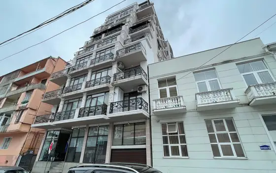 Новый 9 этажный жилой дом у озера Нуригели. Квартиры в центре города у моря.