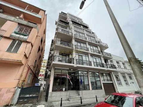 Новый 9 этажный жилой дом у озера Нуригели. Квартиры в центре города у моря.