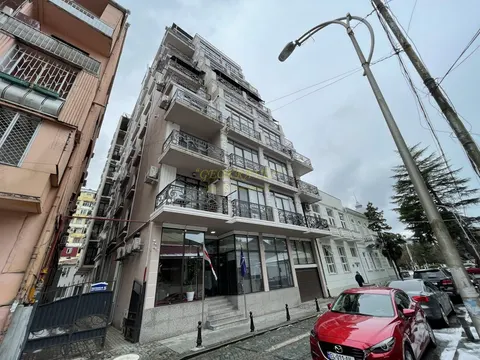 Новый 9 этажный жилой дом у озера Нуригели. Квартиры в центре города у моря.