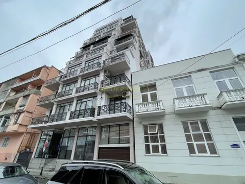 Новый 9 этажный жилой дом у озера Нуригели. Квартиры в центре города у моря.