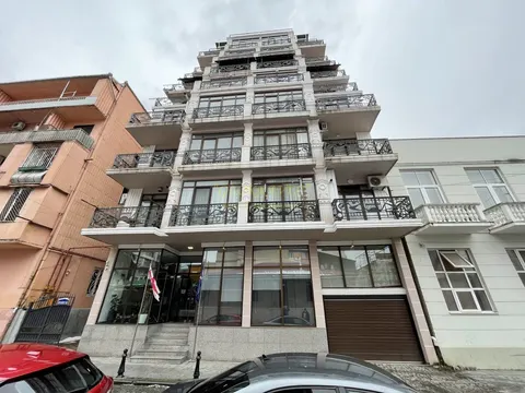 Новый 9 этажный жилой дом у озера Нуригели. Квартиры в центре города у моря.