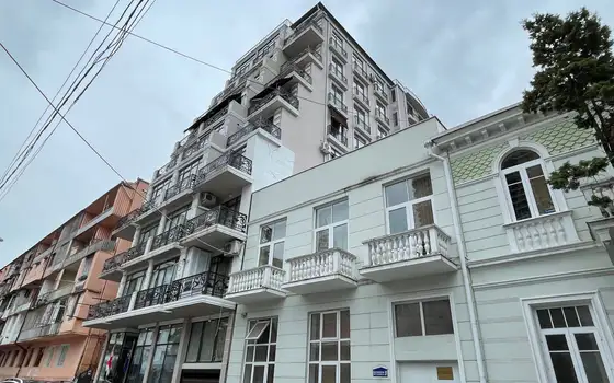 Новый 9 этажный жилой дом у озера Нуригели. Квартиры в центре города у моря.