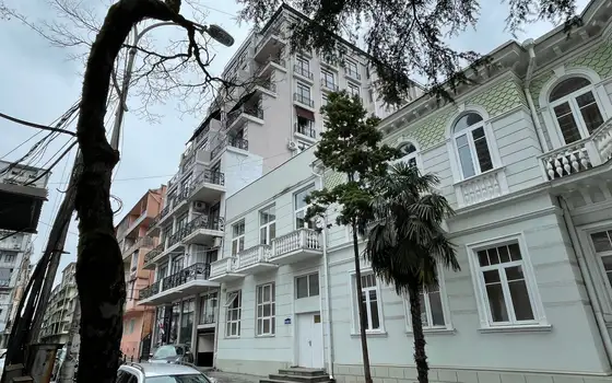 Новый 9 этажный жилой дом у озера Нуригели. Квартиры в центре города у моря.