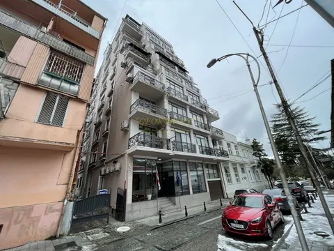 Новый 9 этажный жилой дом у озера Нуригели. Квартиры в центре города у моря.