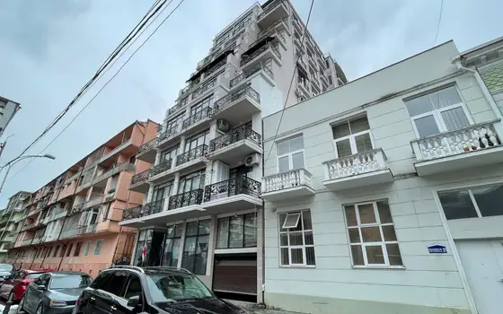 Новый 9 этажный жилой дом у озера Нуригели. Квартиры в центре города у моря.