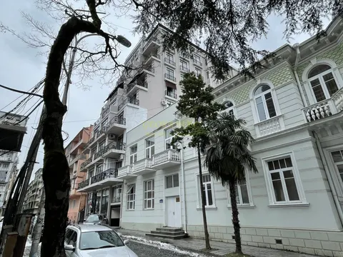 Новый 9 этажный жилой дом у озера Нуригели. Квартиры в центре города у моря.