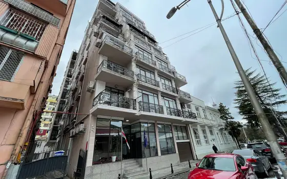 Новый 9 этажный жилой дом у озера Нуригели. Квартиры в центре города у моря.