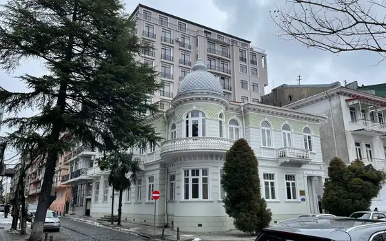 Новый 9 этажный жилой дом у озера Нуригели. Квартиры в центре города у моря.