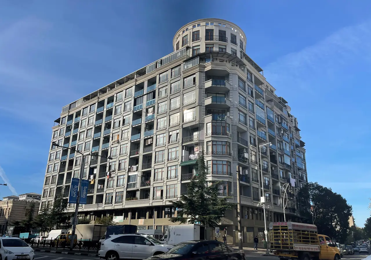 Новый жилой дом ,,DS Old Batumi" в центре города Батуми у кафедрального собора. Квартиры с видом на город и на горы.