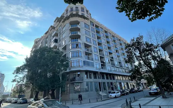 Новый жилой дом ,,DS Old Batumi" в центре города Батуми у кафедрального собора. Квартиры с видом на город и на горы.