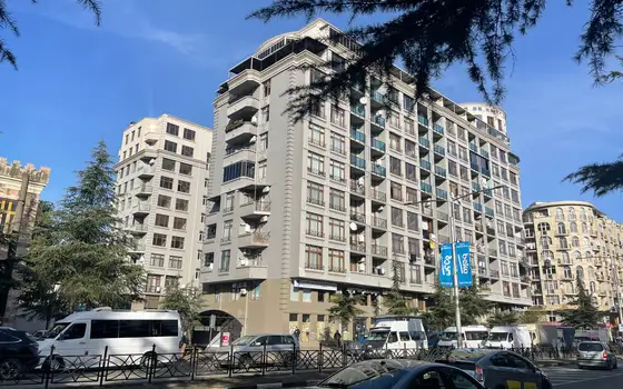 Новый жилой дом ,,DS Old Batumi" в центре города Батуми у кафедрального собора. Квартиры с видом на город и на горы.