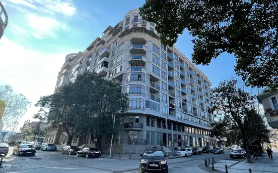 Новый жилой дом ,,DS Old Batumi" в центре города Батуми у кафедрального собора. Квартиры с видом на город и на горы.