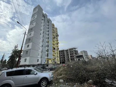 Новый 12 этажный жилой дом у стадиона регби. Квартиры с видом на стадион и на город.