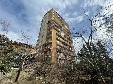 Новый Жилой дом у стадиона регби. Квартиры с видом на город и на горы.