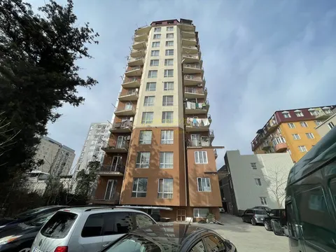 Новый Жилой дом у стадиона регби. Квартиры с видом на город и на горы.